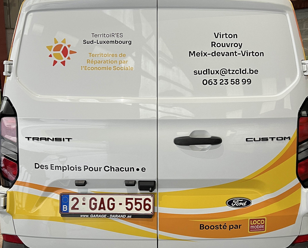 lettrage-utilitaire-vehicule-virton-belgique-01 Conception du design, pose et impression de différents vinyles pour l'habillage vitrine de notre client TerritoiR’ES Sud-Luxembourg à Virton.