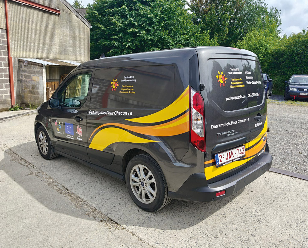 lettrage-voiture-semi-covering-virton-01 Conception du design, pose et impression de différents vinyles pour l'habillage vitrine de notre client TerritoiR’ES Sud-Luxembourg à Virton.