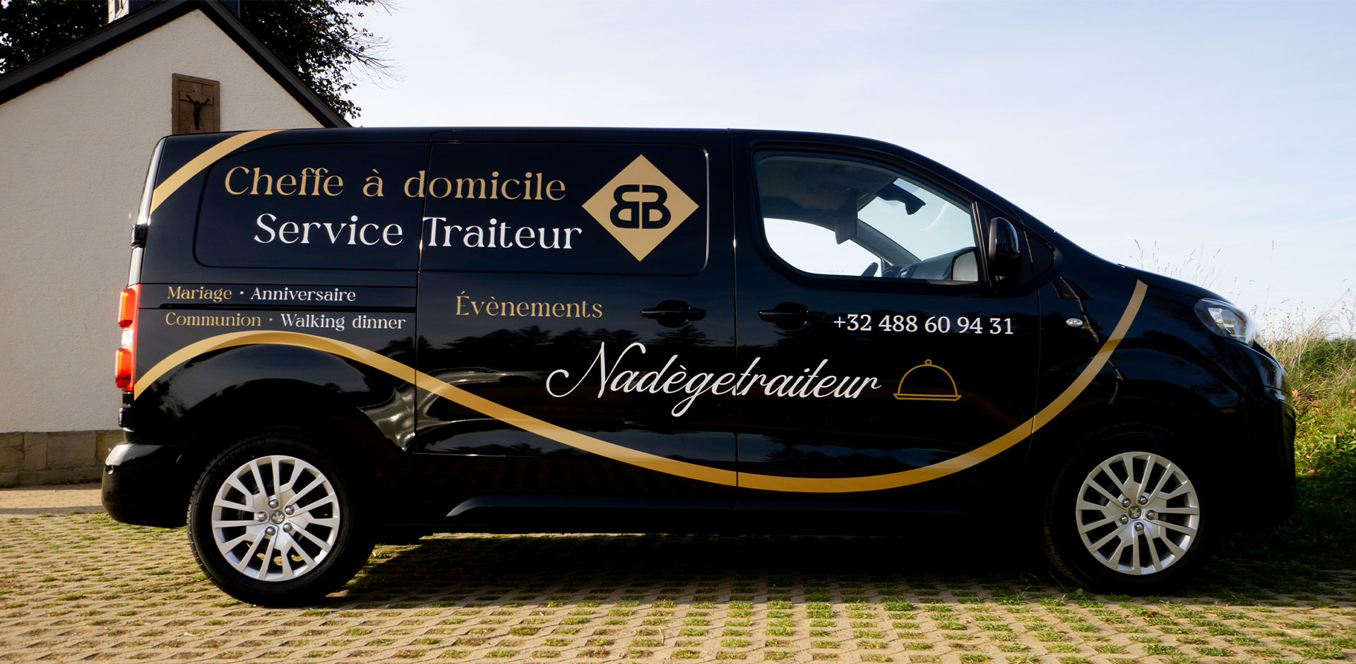 Lettrage-vehicule-publicitaire-01 Lettrage d'un utilitaire pour notre cliente Nadègetraiteur et création du design.