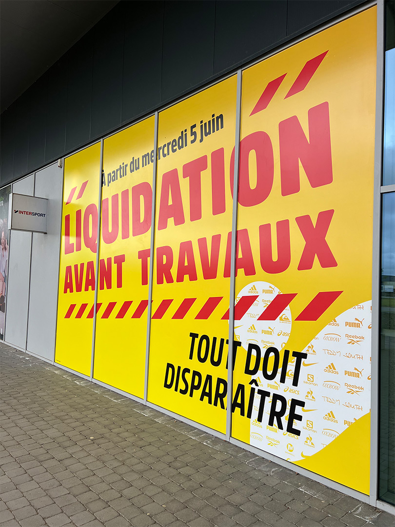 impression-vinyle-xxl-lettrage-vitrine-arlon-01 Nous avons réalisé l'impression et la pose de vinyle xxl pour notre client Intersport à Arlon. Vinyle grand format. Habillage Vitrine.