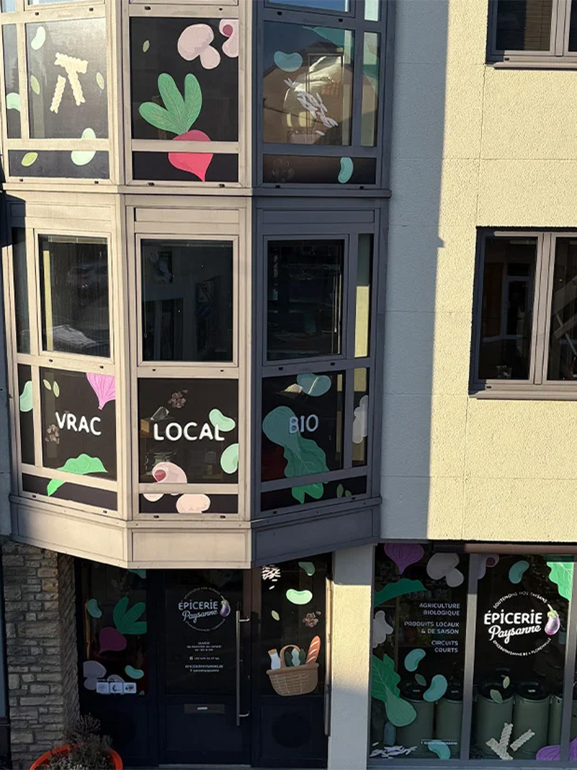 Lettrage vitrine publicitaire