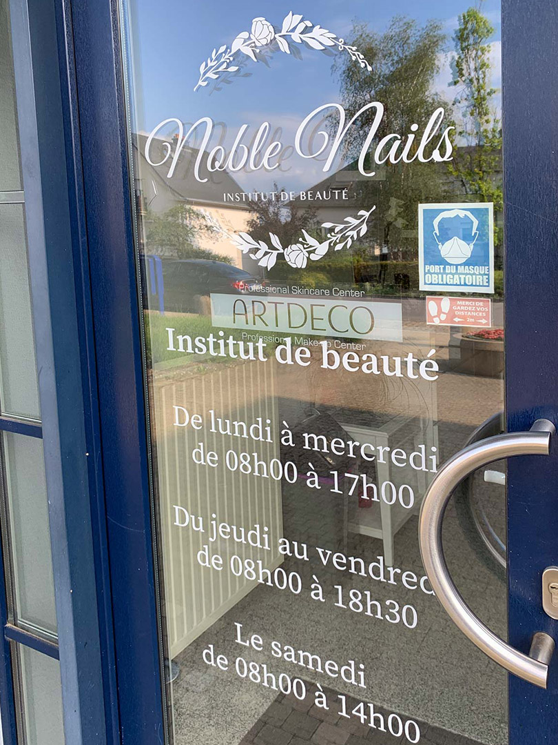 lettrage-vitrine-stickers-steinfort-01 Réalisation d'un lettrage vitrine pour Noble Nails, une cliente se situant à Steinfort - Luxembourg.